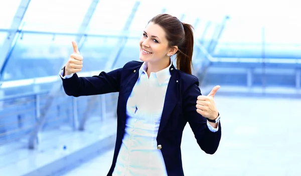 Casual business woman with thumbs up looking happy — Stock Photo, Image