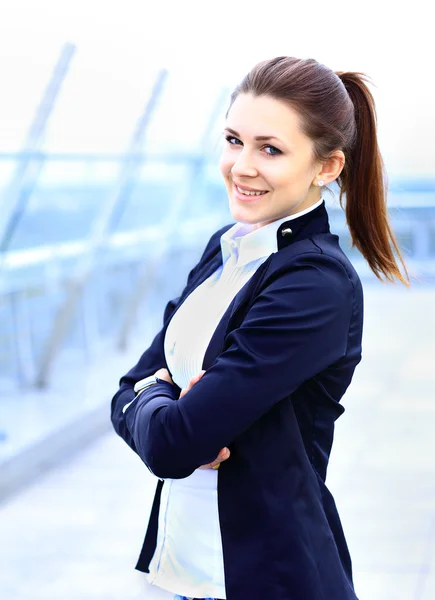 Portrait de jeune femme d'affaires sur fond de construction — Photo