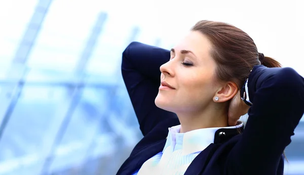 Portrait de jeune femme d'affaires mignonne relaxant en plein air — Photo