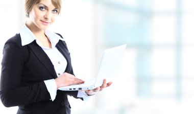 iş kadını holding laptop gülümseyerek. beyaz izole
