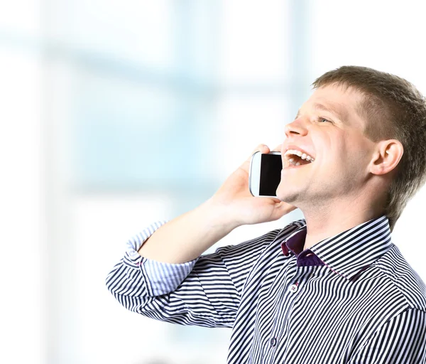 Jonge kerel genieten van een gesprek over de mobiele telefoon — Stockfoto