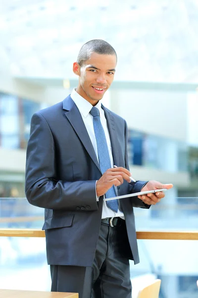 Afrikaanse doordachte jonge zakenman met tablet pc — Stockfoto