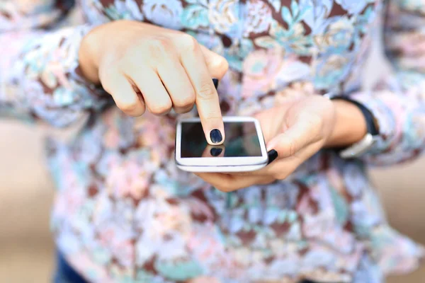 Woman texting sms on mobile phone — Stock Photo, Image