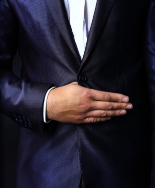 şık zarif siyah elbiseli adam yakın çekim