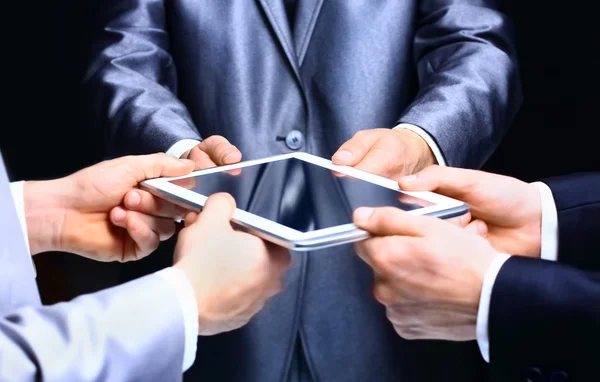 Mãos de homem de negócios com computador tablet .Technology . — Fotografia de Stock