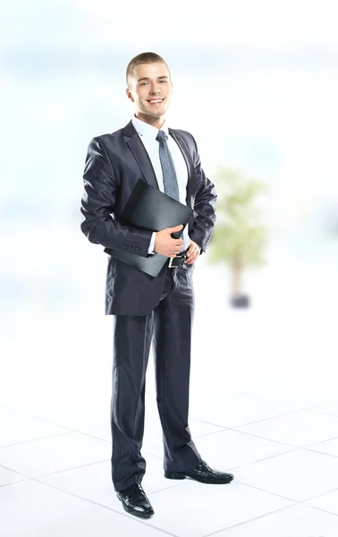 Pełnej długości piękny portret młodego biznesmena stałego z folderu — Zdjęcie stockowe