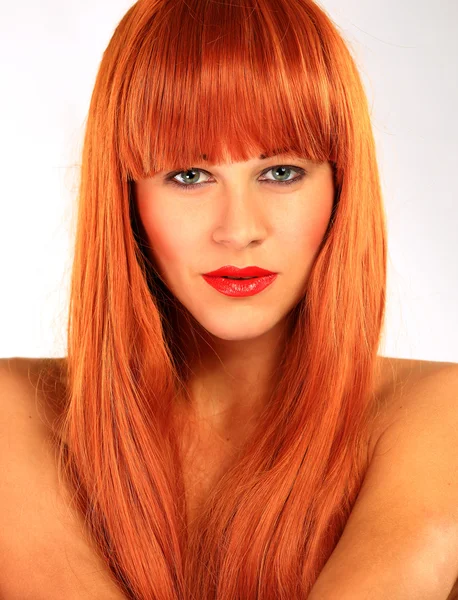 Portret van een jonge vrouw met rood haar en groene ogen — Stockfoto