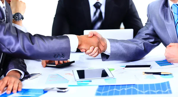 Dwóch biznesmenów uścisnęło sobie dłonie podczas spotkania — Zdjęcie stockowe