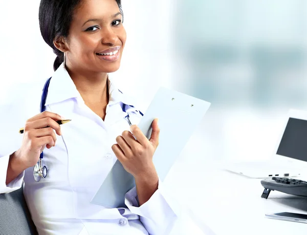 Красива афроамериканська жіноча педіатрична медсестра в сучасному офісі — стокове фото