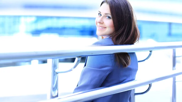 Portrait of cute young business woman outdoor over building background — Stock Photo, Image