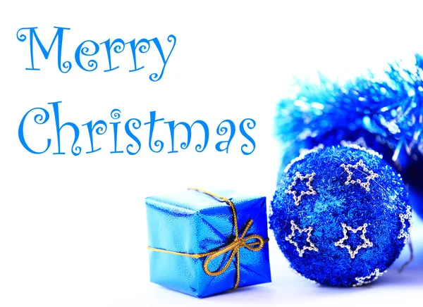Όμορφη μπλε μπάλα Χριστούγεννα με τα αστέρια που απομονώνονται σε λευκό — Φωτογραφία Αρχείου