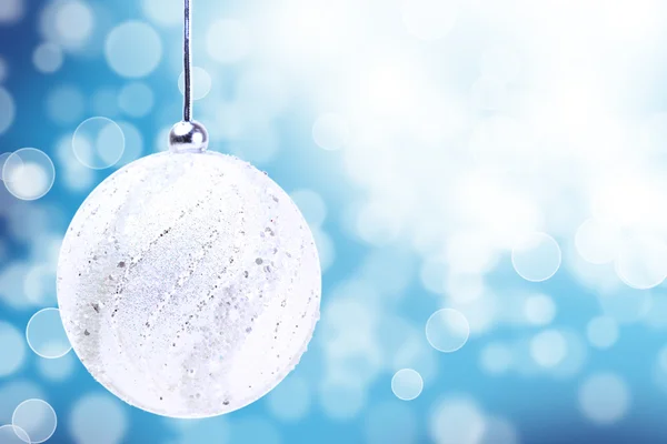 Argento sfera di Natale ornamento sopra elegante Grunge blu e bianco Natale luce Bokeh & sfondo di cristallo — Foto Stock