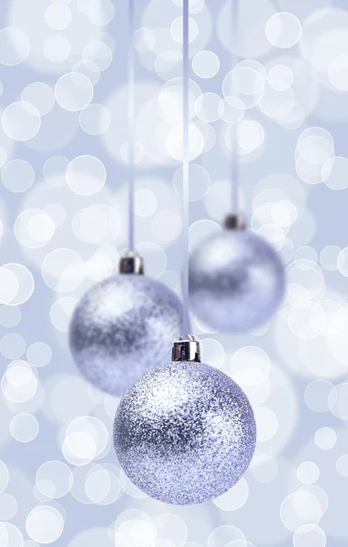 Zilveren christmas ornament ballen over elegante grunge blauwe en witte Kerstmis licht bokeh & crystal achtergrond — Stockfoto