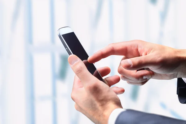 Fechar de um homem usando telefone inteligente móvel — Fotografia de Stock