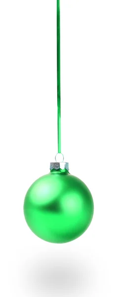 Grüne Weihnachtskugel. isoliert über weiß. — Stockfoto