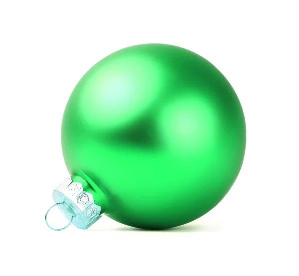 Bola de Navidad verde. Aislado sobre blanco . — Foto de Stock