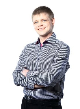 Kameraya bakarak ayakta, mutlu, gülümseyen yakışıklı kendine güvenen genç işadamı portresi.