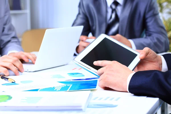 Colleghi di lavoro che lavorano su un computer portatile e tablet digitale — Foto Stock