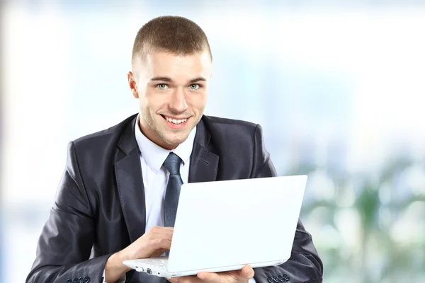 Glad affärsman sitter i office — Stockfoto