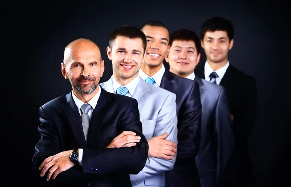 Jovens empresários atraentes com líder — Fotografia de Stock
