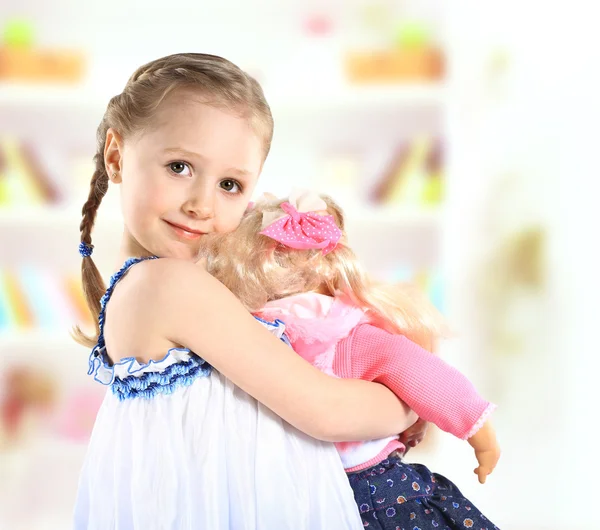 Χαριτωμένο μικρό κορίτσι με μια κούκλα — Φωτογραφία Αρχείου
