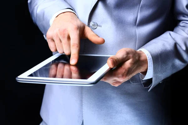 Biznesmen trzymający tablet cyfrowy — Zdjęcie stockowe