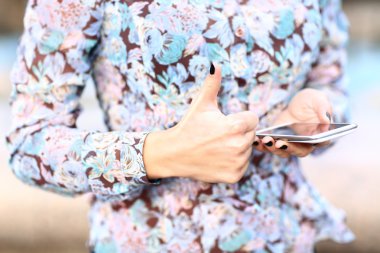 kadının el smartphone ve ok işareti tutarak