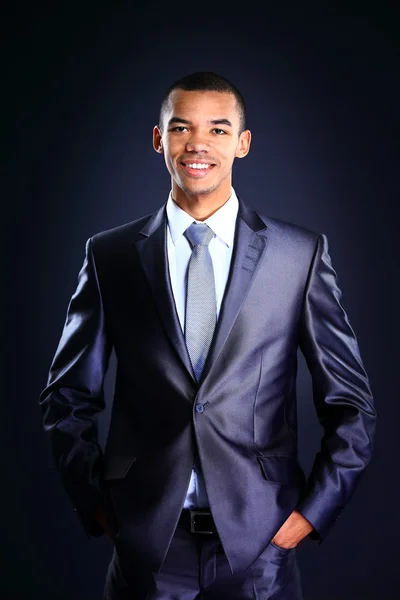 Joven hombre de negocios afroamericano guapo en traje negro . — Foto de Stock