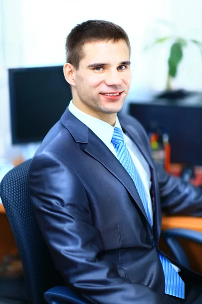 Retrato de um homem de negócios bonito no escritório — Fotografia de Stock