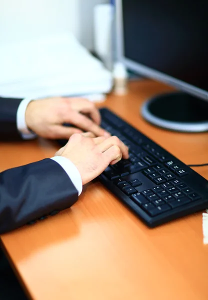 Imagen de las manos del hombre escribiendo — Foto de Stock