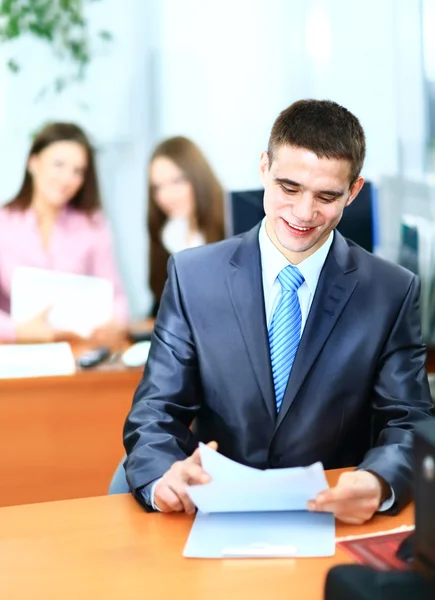 成熟的业务人在会议上与背景的同事中微笑的肖像 — 图库照片