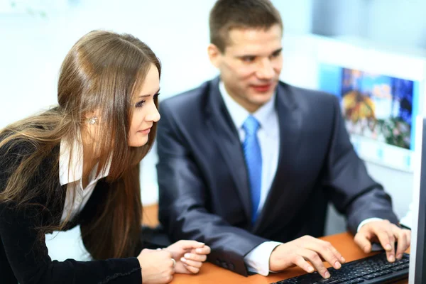 Beeld van zakenpartners die documenten en ideeën bespreken tijdens vergaderingen — Stockfoto