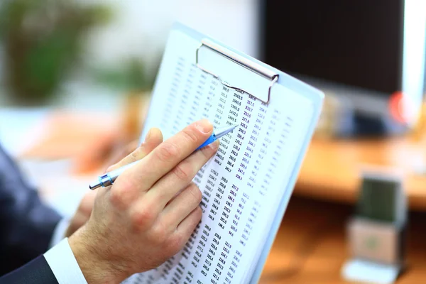 Close-up van zakenman hand met document — Stockfoto