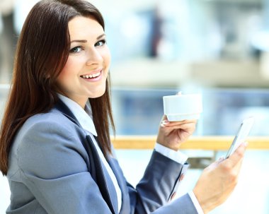 Café şehir telefon smartphone app oturma trendy kentsel kafede kapalı üzerinde kahve manifatura kısa mesaj içme kadın yaşam tarzı