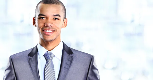 Vreedzame Afro-Amerikaanse zakenman in office — Stockfoto