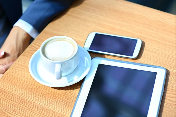 Local de trabalho moderno com computador tablet digital e telefone celular, xícara de café — Fotografia de Stock