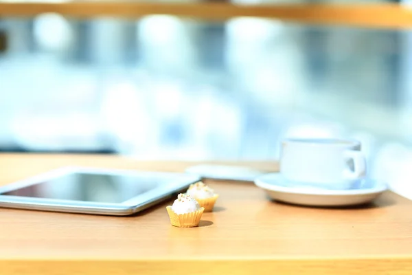 Kaffe och pannkakor och tablet pc. moderna arbetsplatsen på frukost — Stockfoto