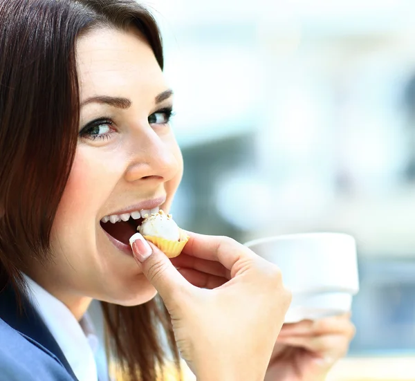 Femme attrayante avec café et gâteau — Photo