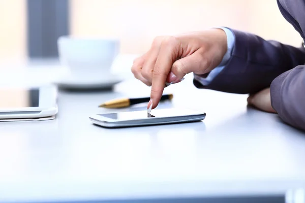 Moderner Arbeitsplatz mit digitalem Tablet-Computer und Handy, Tasse Tee. Nahaufnahme. — Stockfoto