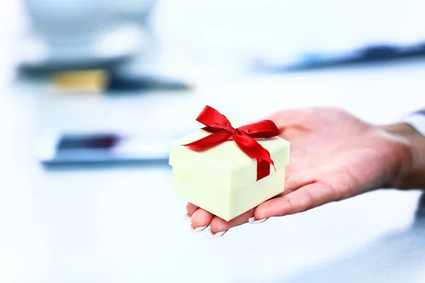 Geschenk vak heden of Valentijn cadeau hand close-up — Stockfoto