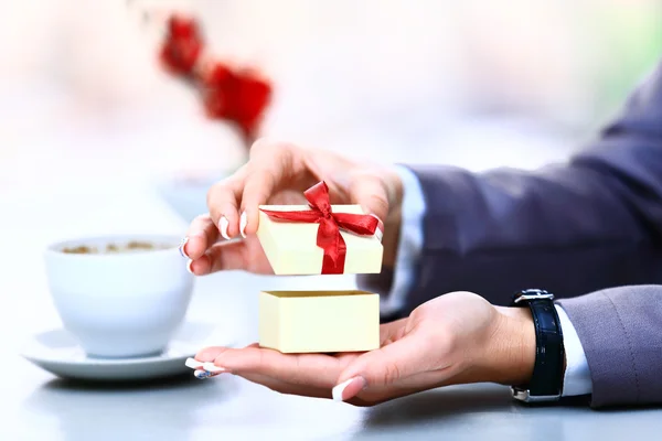 Caja de regalo regalo regalo o regalo de San Valentín mano de cerca —  Fotos de Stock