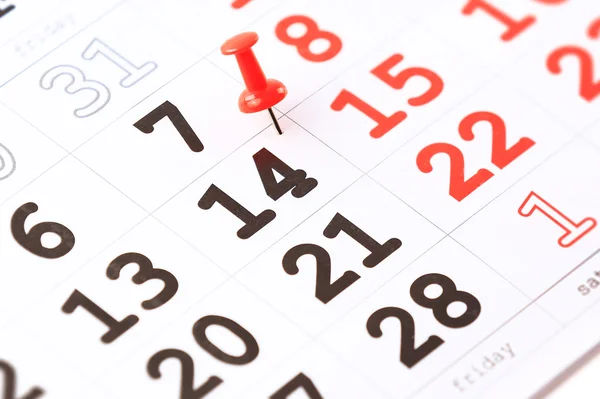 Kalender en rood punaise op 14 februari. Aftelkalender voor Valentijnsdag concept — Stockfoto