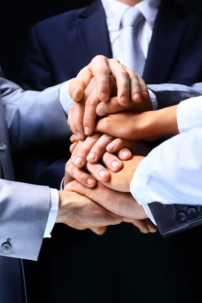 Equipo de negocios internacionales mostrando unidad con sus manos juntas —  Fotos de Stock