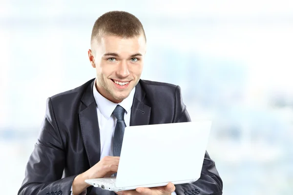 Empresario con laptop. Alegre hombre maduro en camisa y corbata usando la computadora —  Fotos de Stock