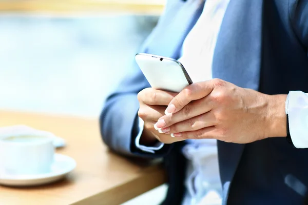 Lugar de trabajo moderno con tableta digital y teléfono móvil, taza de té — Foto de Stock