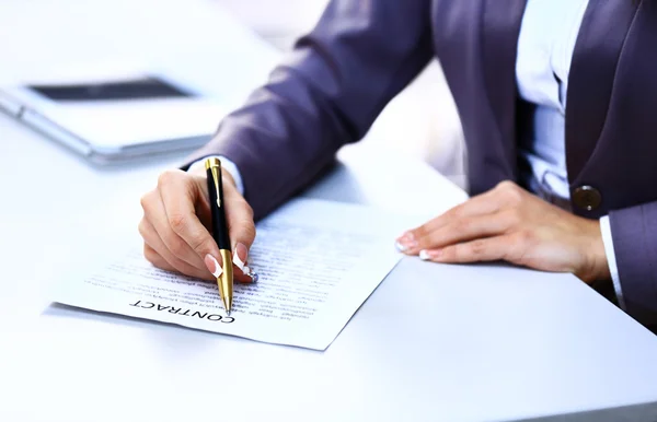 Business worker signing the contract to conclude a deal — Stock Photo, Image