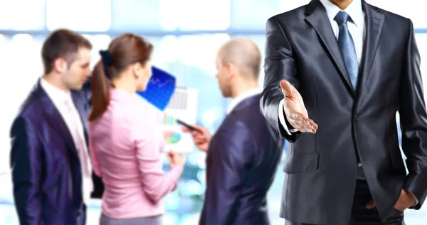 Een zakenman aanbieden om uw hand te schudden — Stockfoto