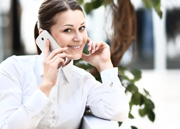 Szczery obrazu kobieta pracuje w kawiarni. rozmowy na telefon z partnerem biznesowym — Zdjęcie stockowe