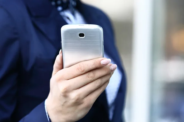 Close up van een zakenvrouw met behulp mobiele slimme telefoon — Stockfoto
