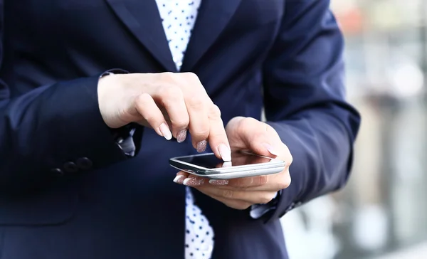 Zamknij z kobietą biznesu przy pomocy silny telefon — Zdjęcie stockowe